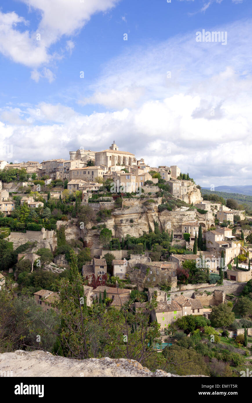 Ferne Aussicht auf Hügel Dorf von Gordes, Luberon Gegend der Provence, Frankreich. Stockfoto
