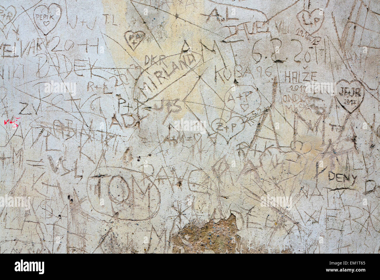 Ausschnitt aus der Wand der Rotunde St. Georg auf dem Berg Rip - Vandalismus der Besucher - sie waren hier Stockfoto