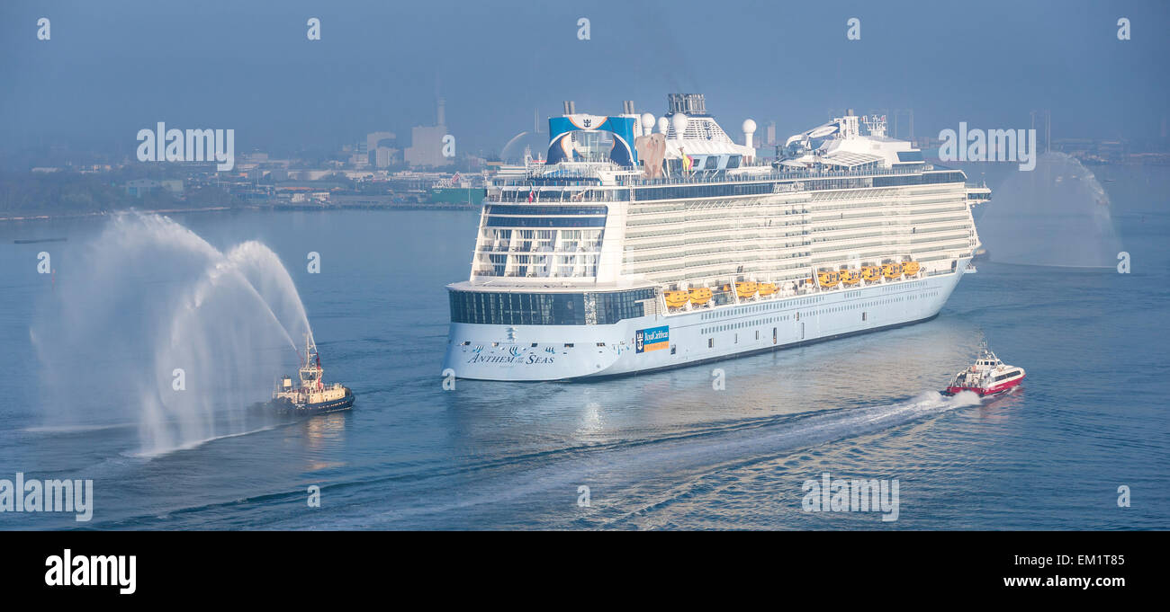 Royal Caribbean Cruise Lines neueste Schiff, Hymne der Meere, kommt in Southampton am frühen Morgen. Stockfoto