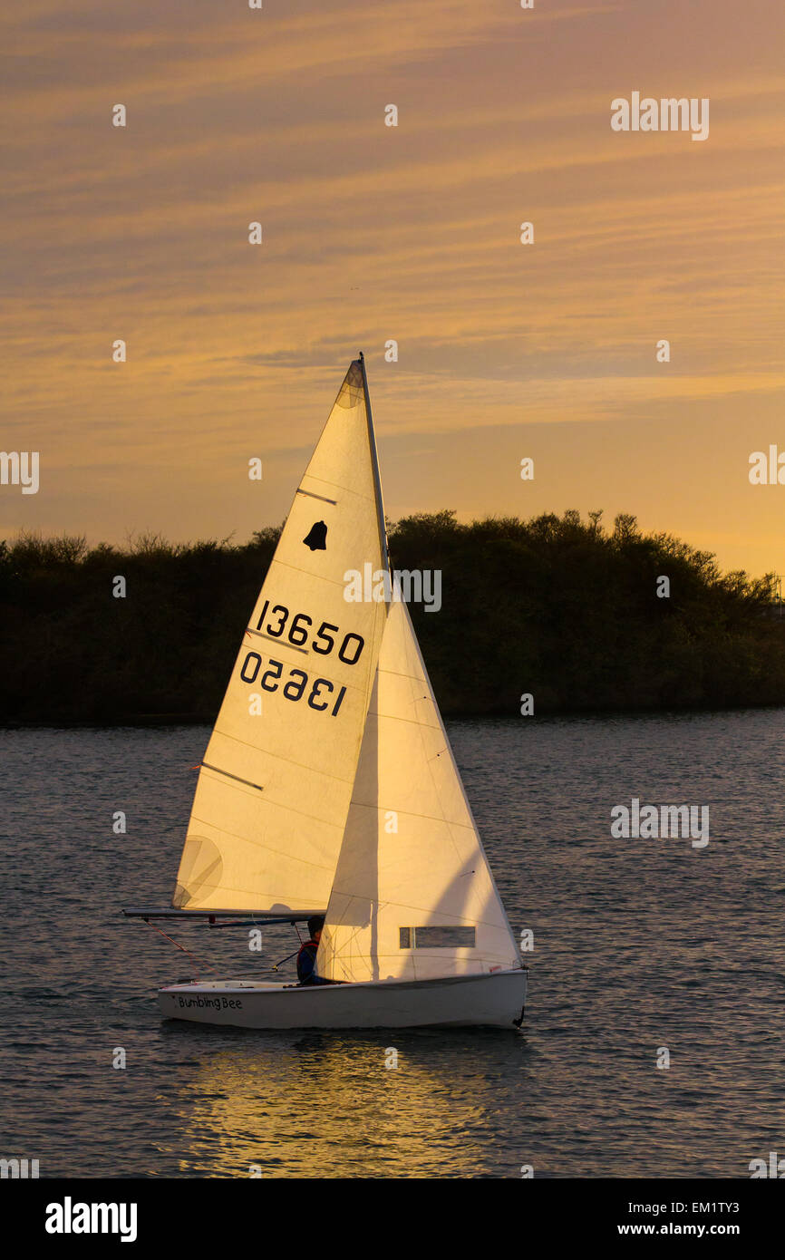 Southport, Merseyside, England 15. April 2015. Großbritannien Wetter. "Damen, die starten" Sonnenuntergang am Abend Segel. West Lancashire Yacht Club Mitglieder in der Abenddämmerung in Marine See Regatta Segeln. Die West Lancashire Yacht Club (WLYC) ist eine Yacht Club in Merseyside, England, im Jahre 1894 gegründet. Im Jahr 1999 erhielt der Verein den Status der Volvo/RYA Champion Club, Anerkennung der Qualität der Ausbildung und Leistung seiner Mitglieder bei den Segelwettbewerben. Bildnachweis: Mar Photographics/Alamy Live-Nachrichten Stockfoto