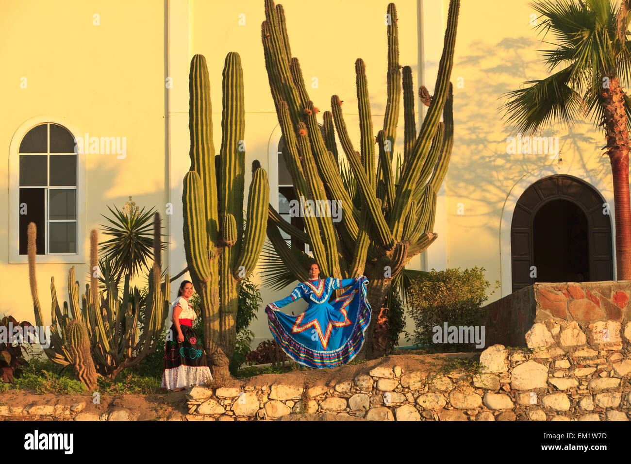 Frauen In der traditionellen Folklore Kleid In den frühen Morgenstunden; Todos Santos Baja California Sur Mexiko Stockfoto