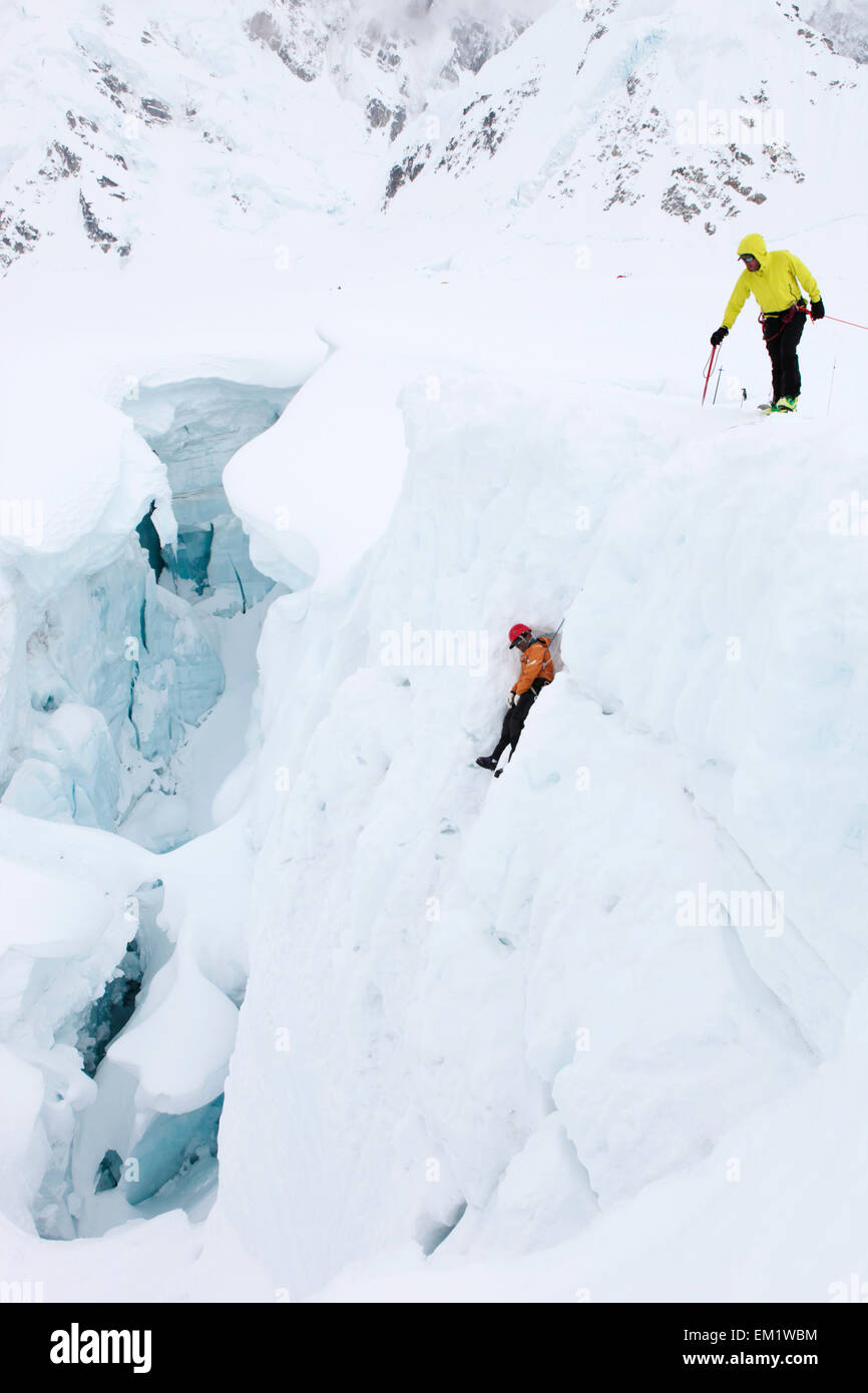 Gebirgsjäger üben eine Spaltenbergung auf einem Gletscher am Mount McKinley, auch bekannt als Denali in Alaska. Stockfoto