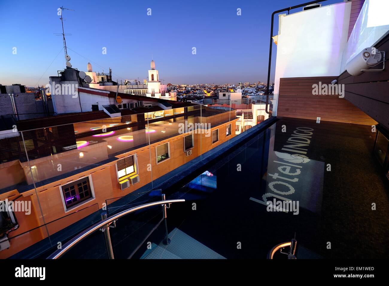 Swimmingpool auf dem Dach im Hotel Indigo Stockfoto