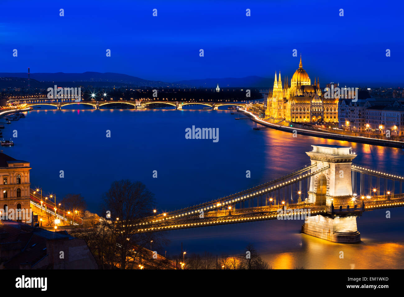 Blaue Stunde in Budapest mit Széchenyi Kettenbrücke, Ungarn Stockfoto