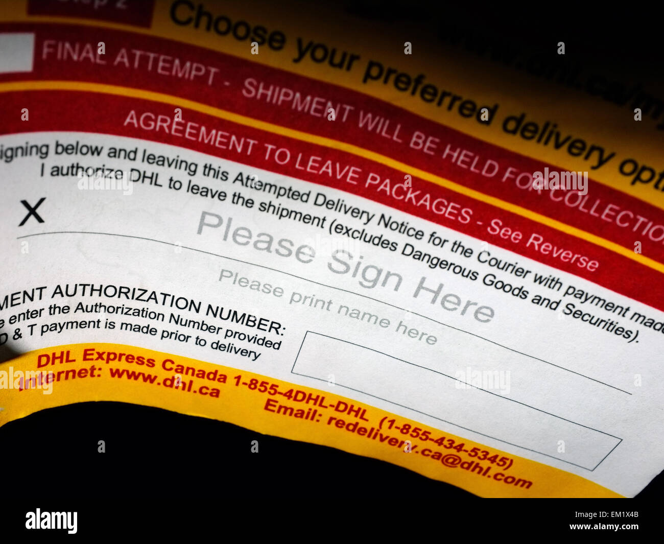 Ein Paket Lieferung Formular mit ein leeres Unterschriftsfeld. Stockfoto