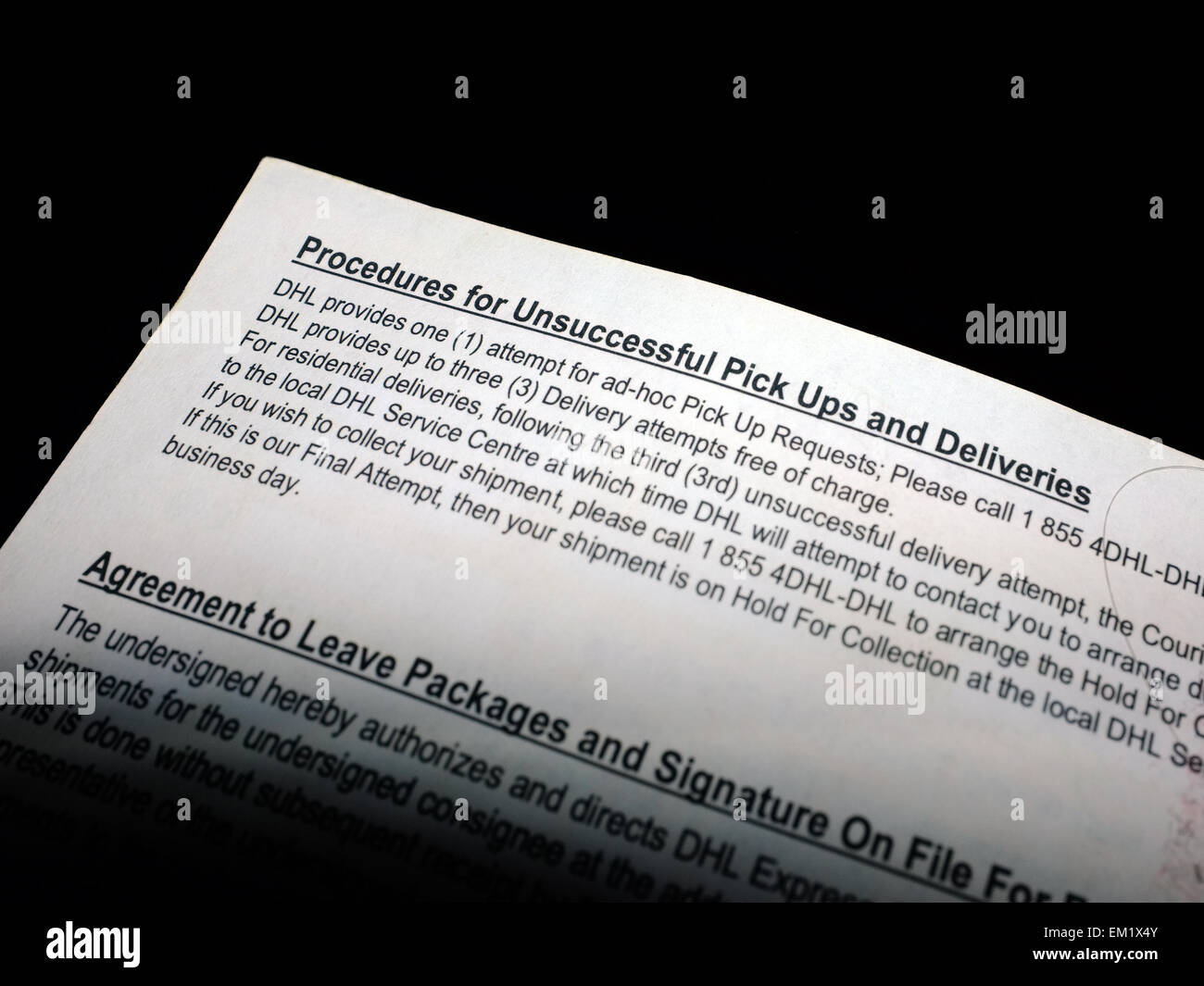 Die allgemeinen Geschäftsbedingungen Papiere aus einen Paketzustelldienst vor einem schwarzen Hintergrund fotografiert. Stockfoto
