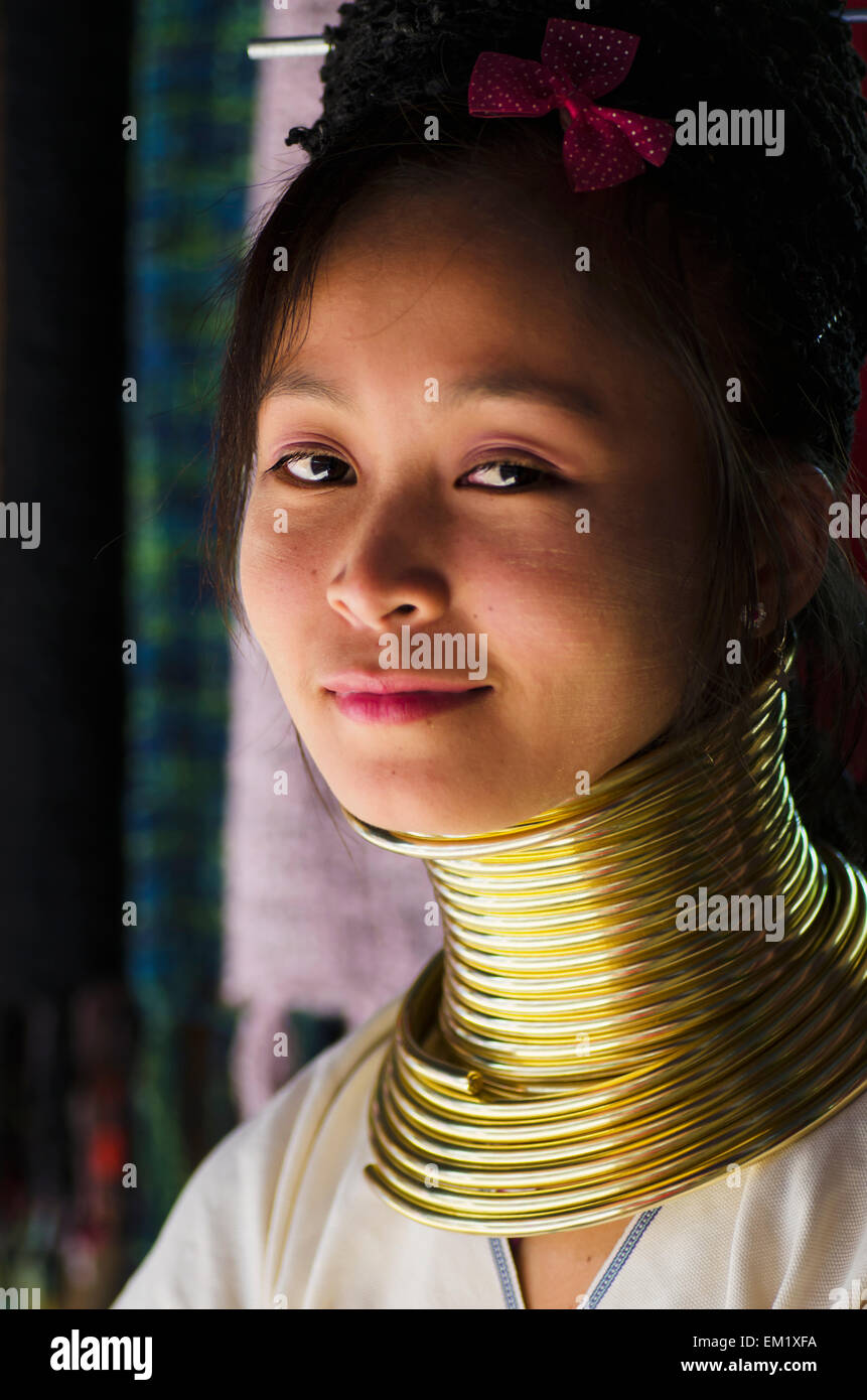 Porträt einer Frau vom Stamm lange Hals Karenni-Hügel; Thaton, Chiang Rai, Thailand Stockfoto