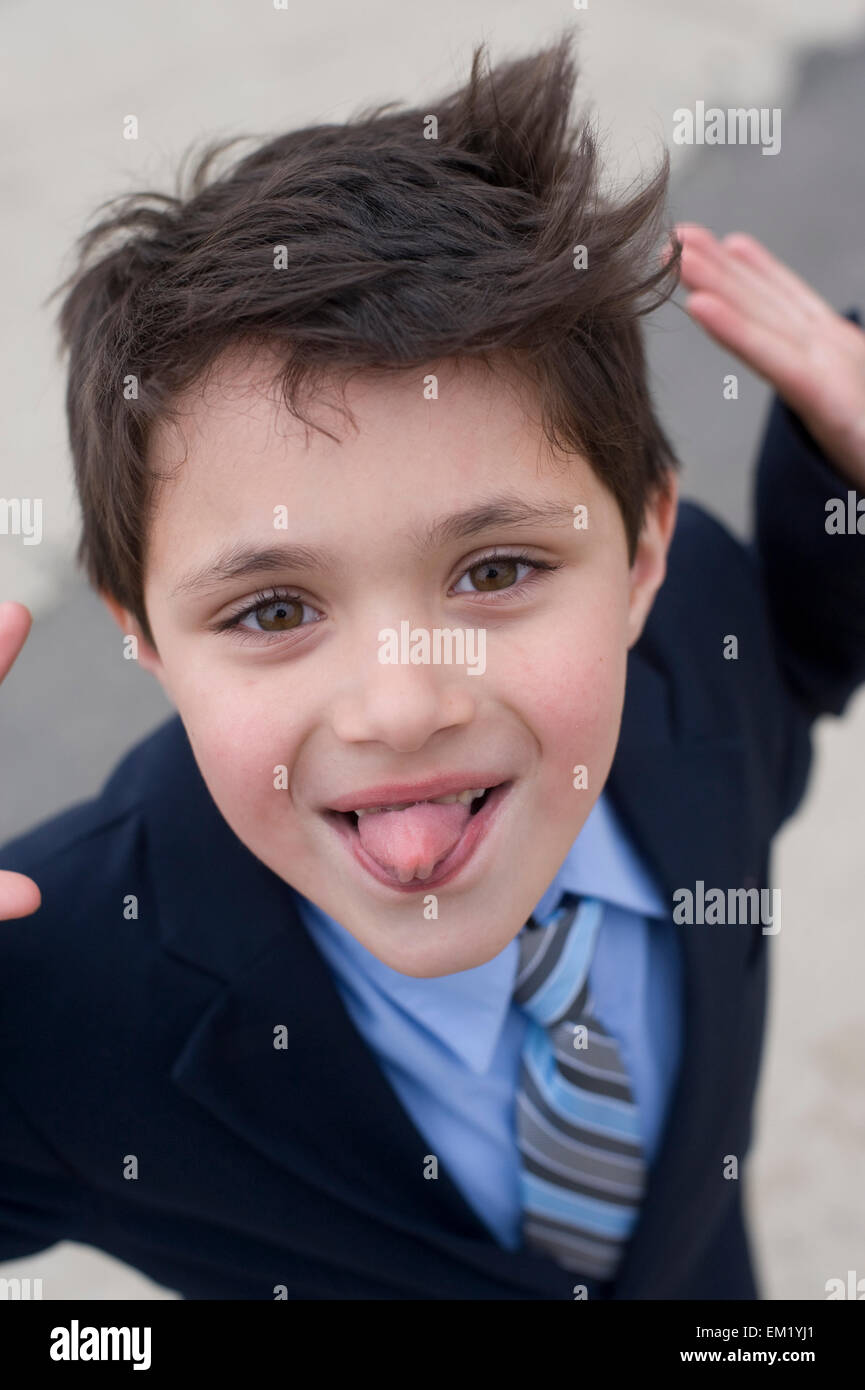 Sieben Jahre alten Jungen Pannen rund um in seinem neuen Anzug Stockfoto