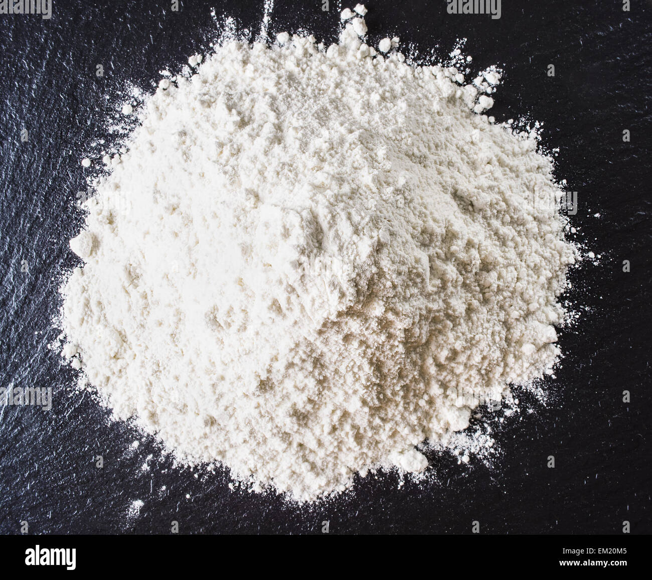 Weißes Mehl auf schwarzen Backgorund Textur Foto Stockfoto