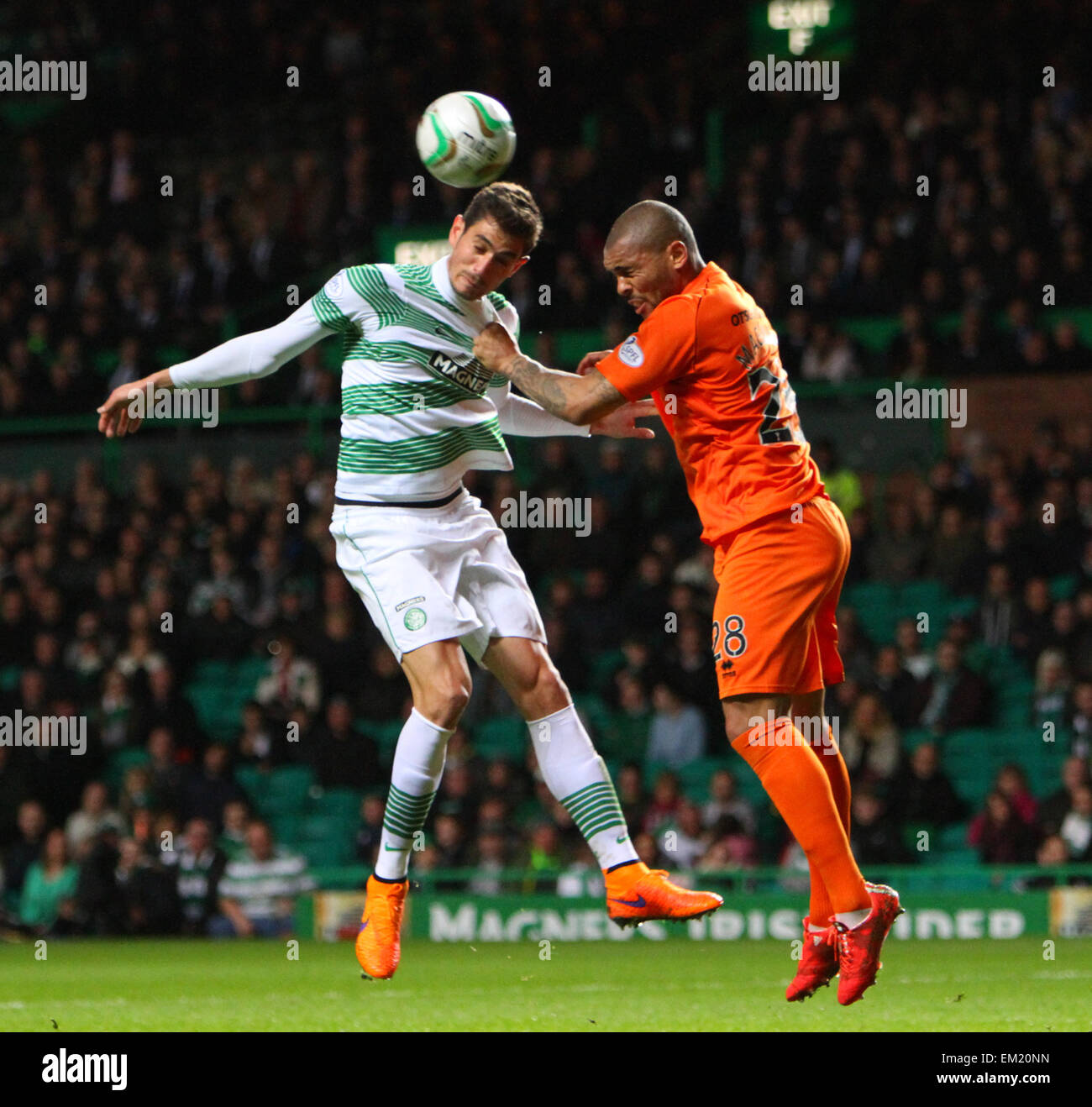 Glasgow, Schottland. 15. April 2015. Schottische Premier League. Celtic gegen Kilmarnock. NIR Bitton und Josh Magennis Kampf um den Ball Credit: Action Plus Sport/Alamy Live News Stockfoto