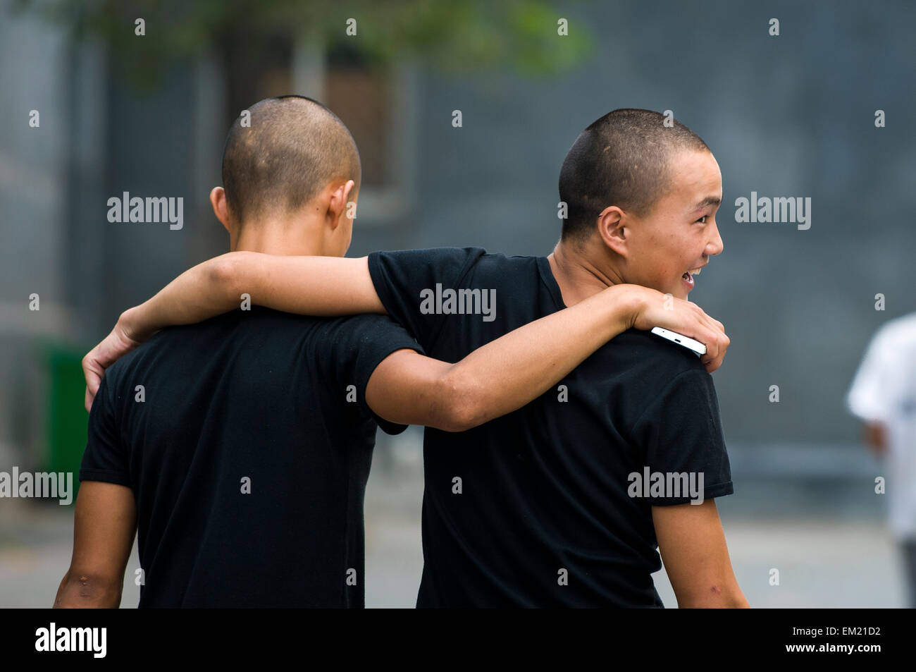 Jugendliche machen Sie Pause im Kung Fu an der Songshan Shaolin Tempel Wuseng Tuan Training Center, Dengeng, Provinz Henan, China Stockfoto