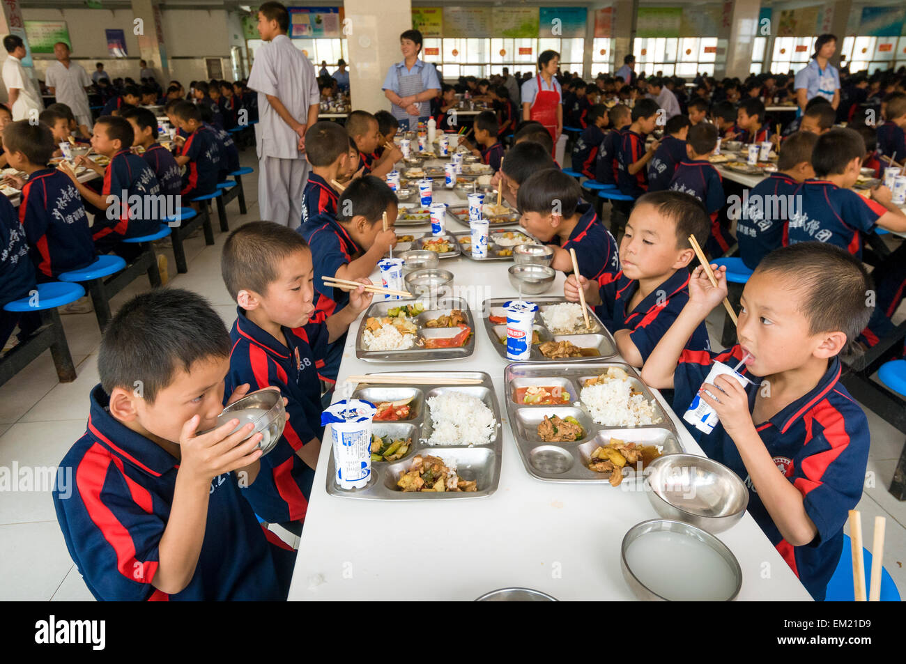 Jugendlichen zu Mittag essen ruhig an der Songshan Shaolin Tempel Wuseng Tuan Training Center, Dengeng, Provinz Henan, China Stockfoto