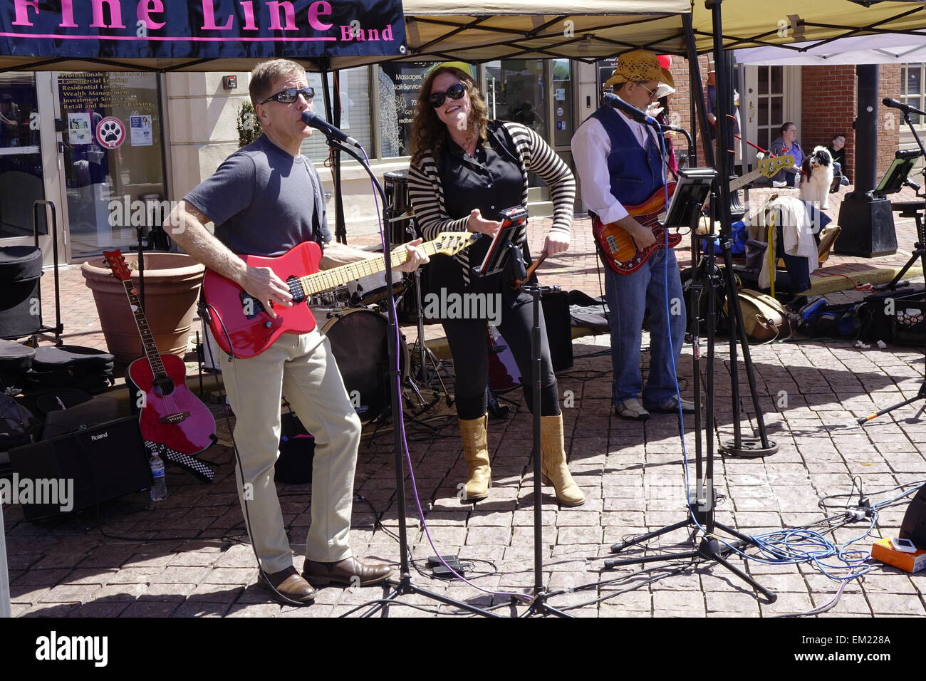Red Bank, Middlesex County, New Jersey. Straße Fair und Musikfestival, April 2015. Die feine Linie Band führt. Stockfoto