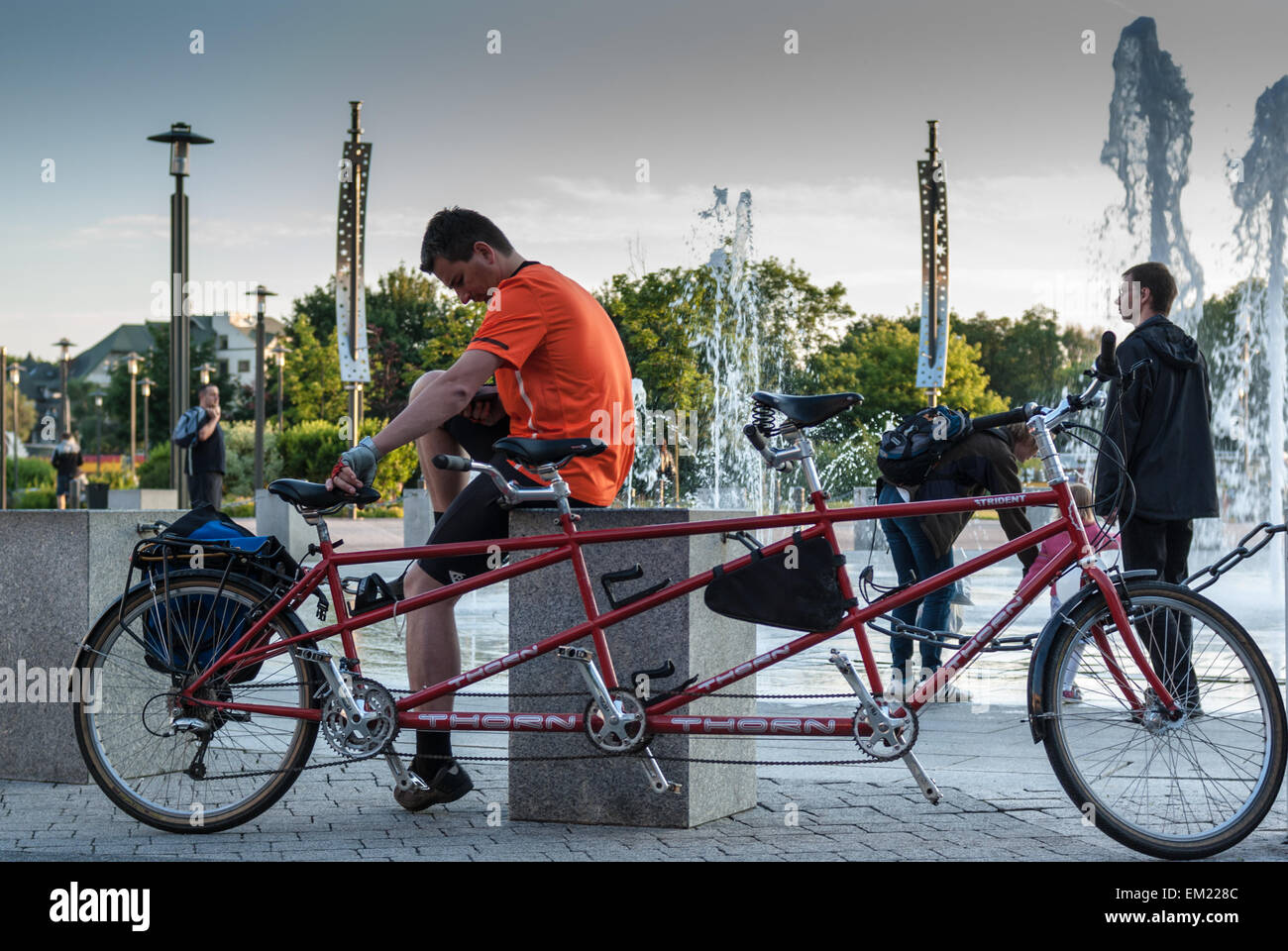 Dorn Trident Triplett Fahrrad und sein Besitzer, Warschau, Polen Stockfoto