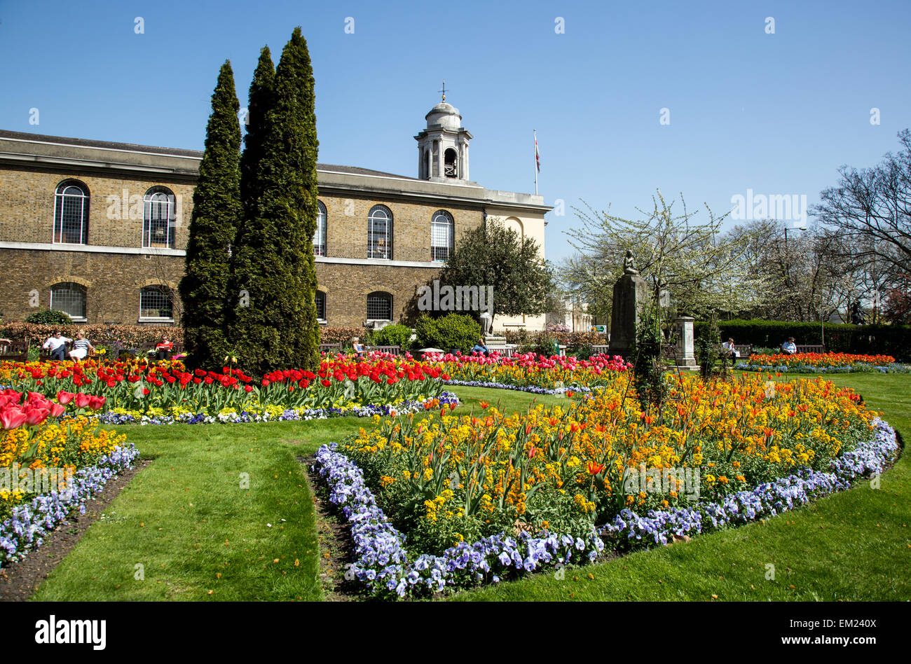 Frühling Blumen in St. Johns Wood Kirche Gardens London UK Stockfoto