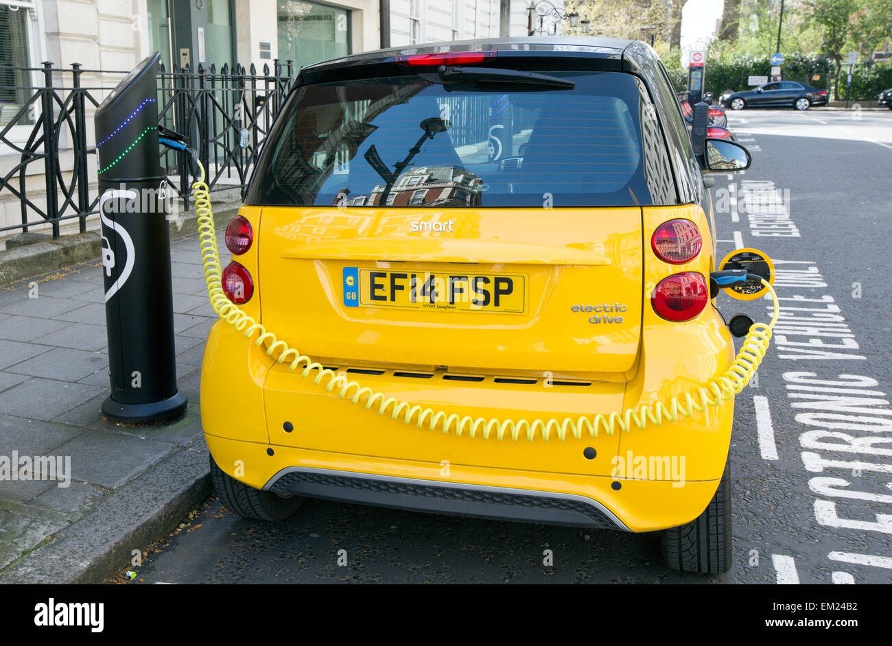 Laden Sie eine Smart Elektroauto-London-UK Stockfoto