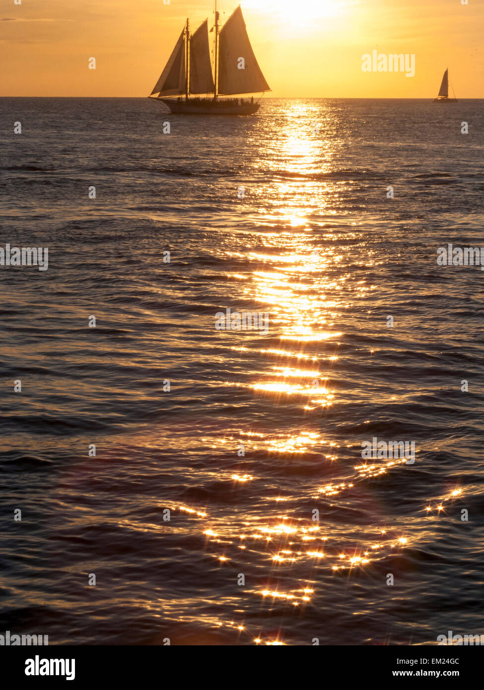 Segelboot mit Touristen am Mallory Square während der tägliche Sonnenuntergang Feier, Key West, Florida. Stockfoto