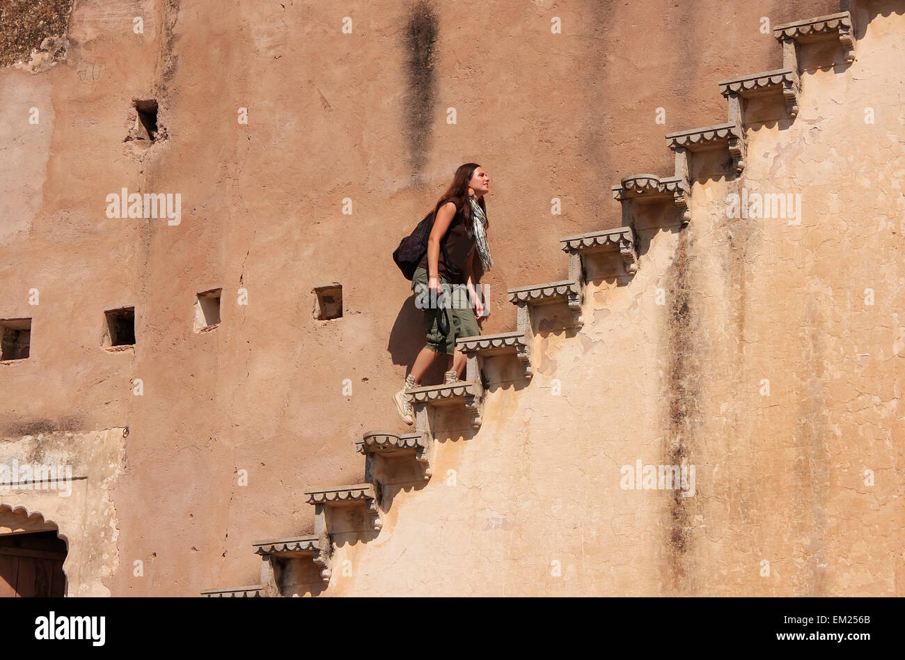 Junge Frau rennt die Treppe hinauf, Bundi Palast, Rajasthan, Indien Stockfoto