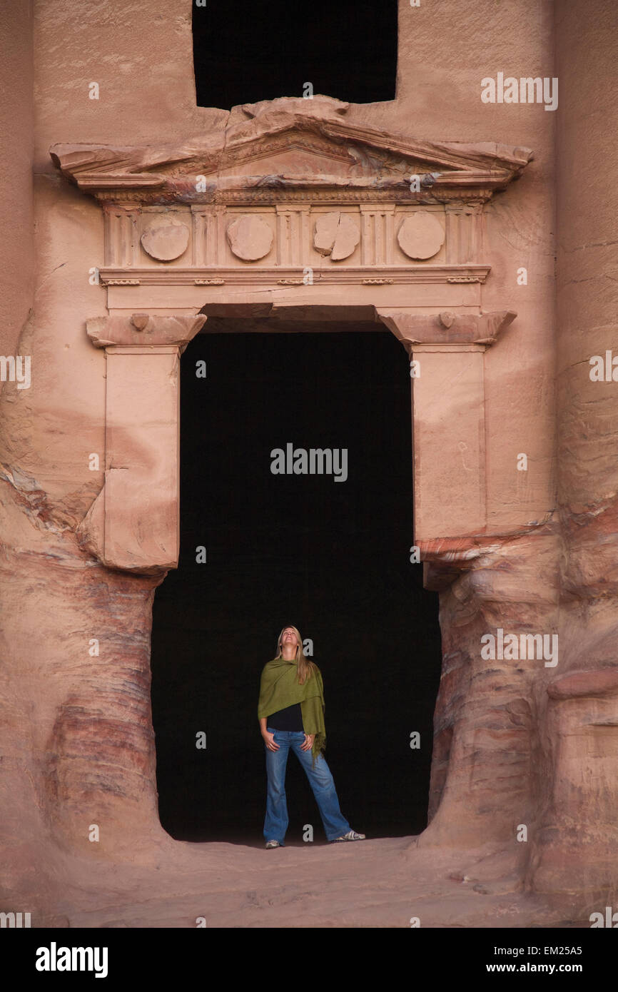 Eine Frau touristische Besuche die nabatäischen Ruinen; Petra Jordan Stockfoto