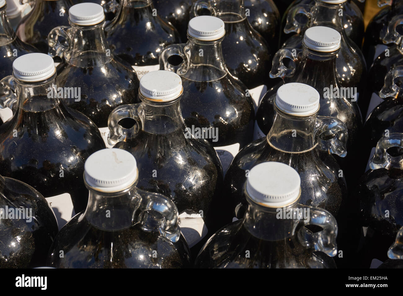 Flaschen von Amish gefertigte Handwerker Malzbier auf einem freien Markt (manchmal genannt ein "Schlamm Sale'), Wakefield, PA, USA Stockfoto