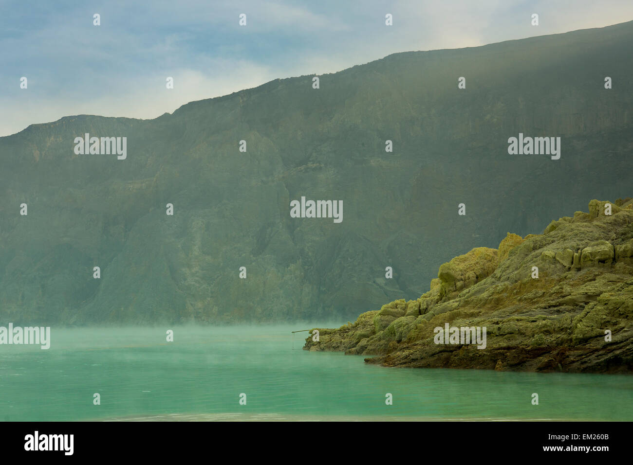 Saure Kratersee im Inneren Kawah Ijen Vulkan, Banyuwangi, Java, Indonesien Stockfoto