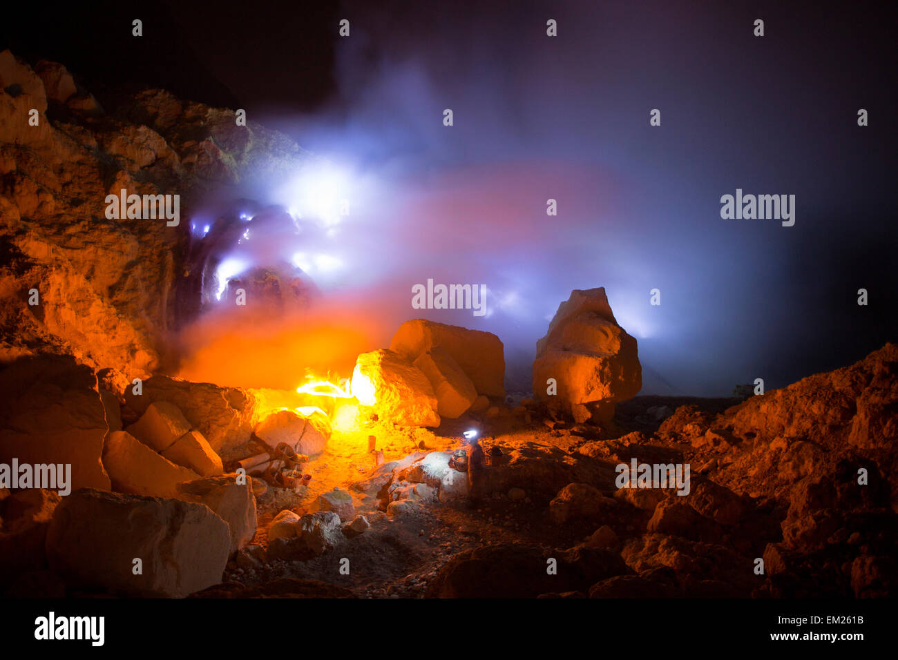 Schwefel Bergleute beginnen ihre Nachtschicht in der Mine im Inneren des Kraters Kawah Ijen Vulkan, Banyuwangi, Java, Indonesien Stockfoto