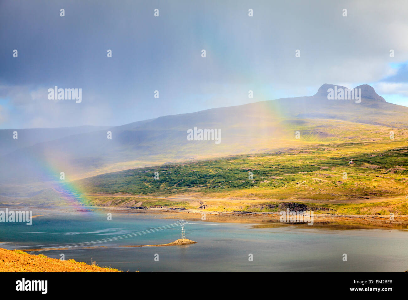 Regenbogen über Westfjorde Islands Stockfoto