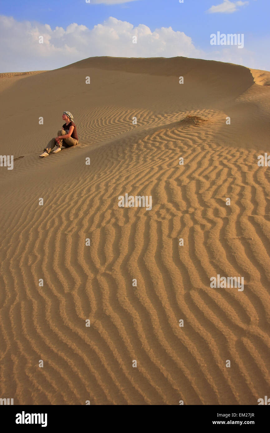 Junge Frau sitzt auf Dünen, Thar-Wüste, Jaisalmer, Rajasthan, Indien Stockfoto