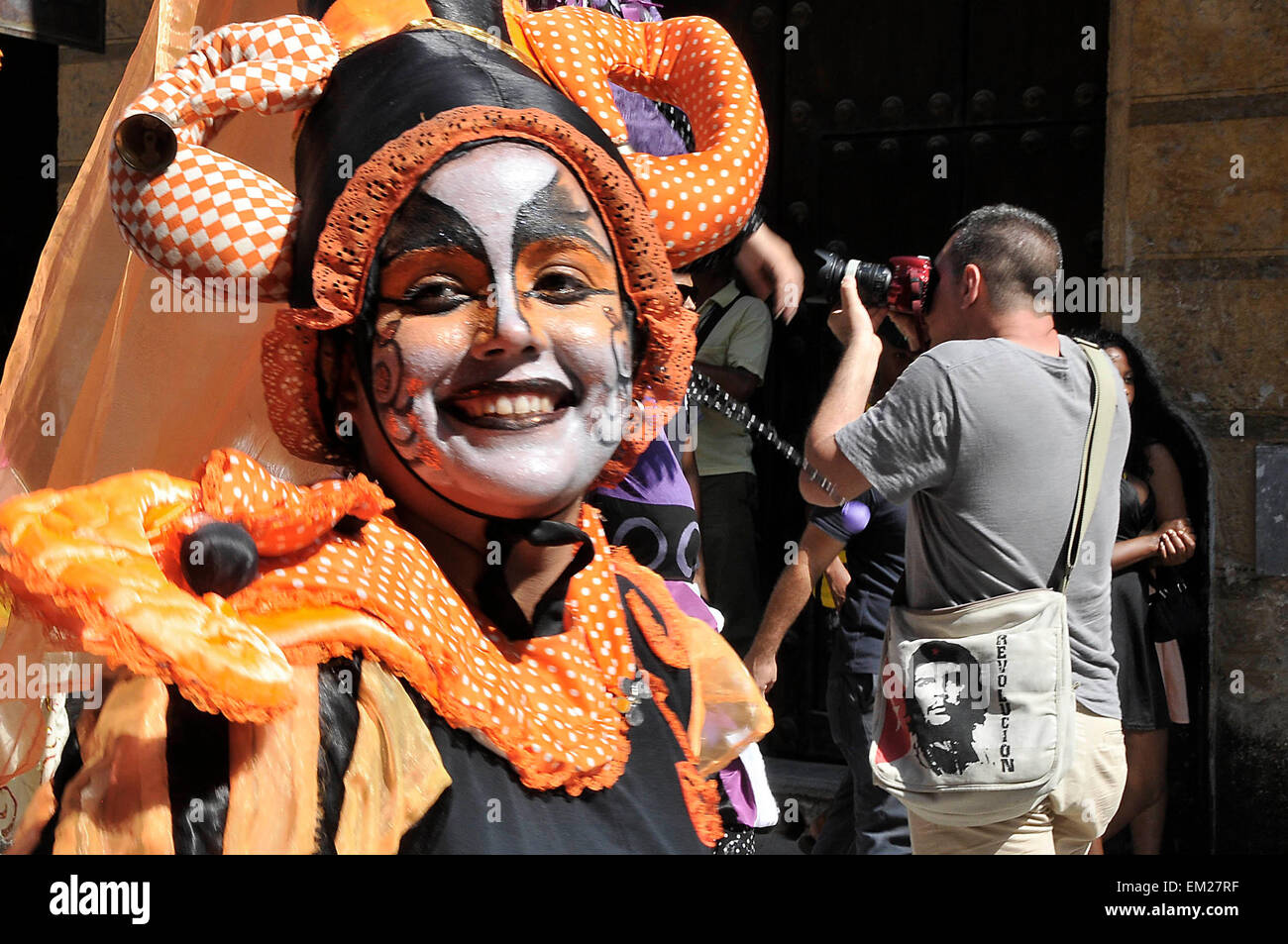 Havanna, Kuba. 15. April 2015. Ein Künstler führt während der Festival of Dance in Stadtlandschaften "Alt-Havanna, Stadt in Bewegung", in Havanna, Kuba, am 15. April 2015. Das jährliche Festival, das zielt darauf ab, die künstlerischen Ausdrucksformen präsentieren in Geschichte, Architektur und Design inspiriert, ist von der Dance Company Retazos, Büro des Historikers der Stadt organisiert und von Havannas Zentrum für Theater, lokale Presse zufolge unterstützt. © Joaquin Hernandez/Xinhua/Alamy Live-Nachrichten Stockfoto