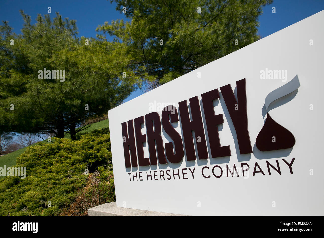 Ein Logo-Zeichen vor dem Sitz der Hershey Company in Hershey, Pennsylvania. Stockfoto
