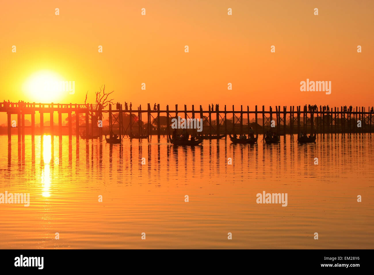 Farbenfrohen Sonnenuntergang am U Bein Brücke, Amarapura, Mandalay Region, Myanmar Stockfoto