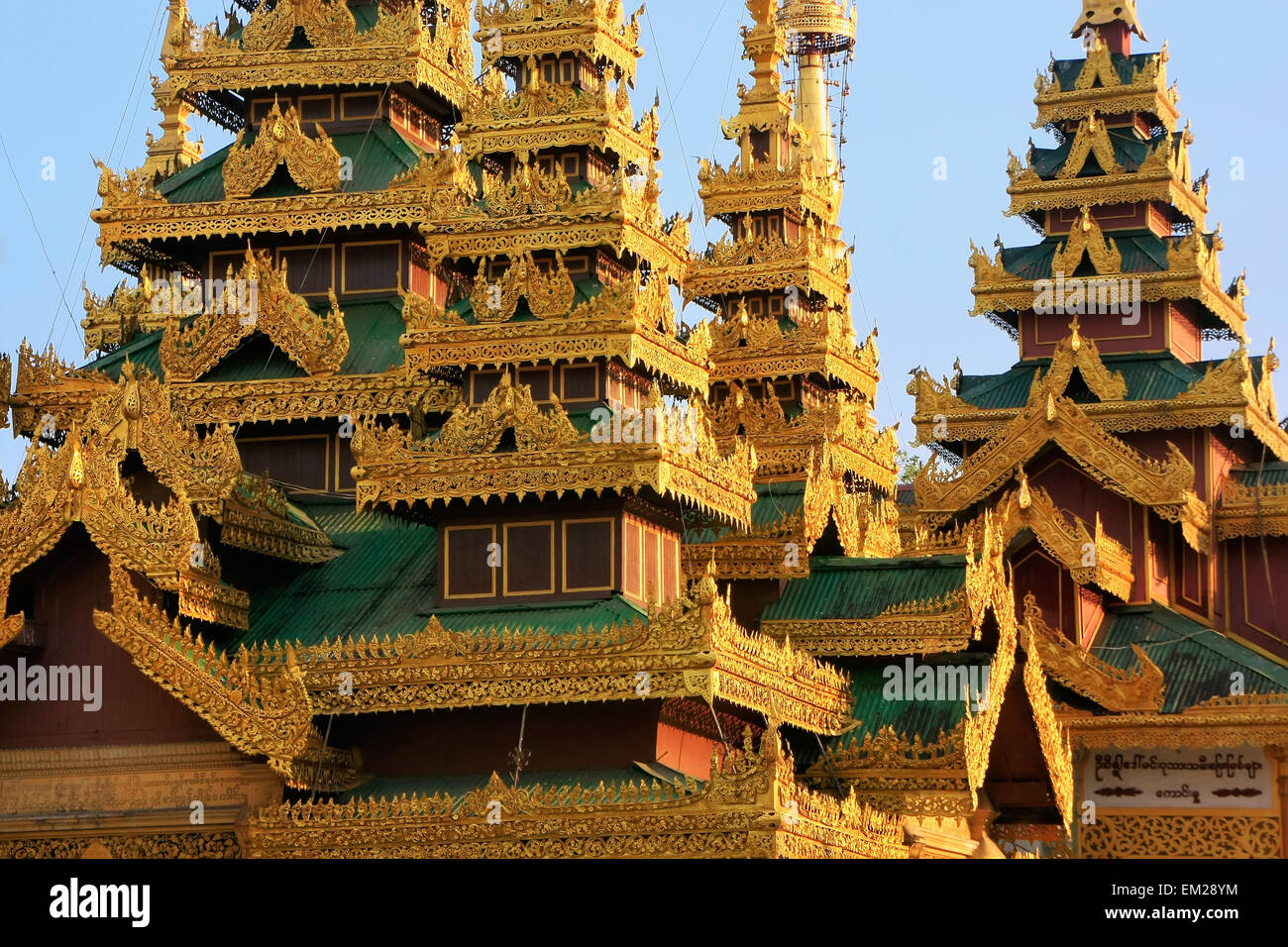 Dächer der Tempel, Shwedagon-Pagode, die komplexe, Yangon, Myanmar, Südostasien Stockfoto