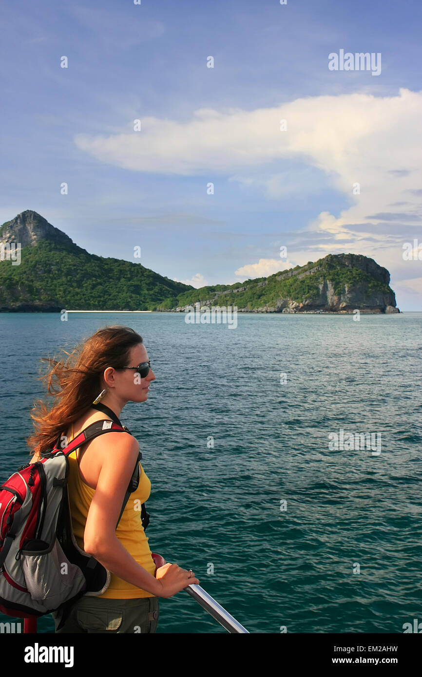 Junge Frau bewundern Szene vom Boot, Ang Thong National Marine Park, Thailand Stockfoto