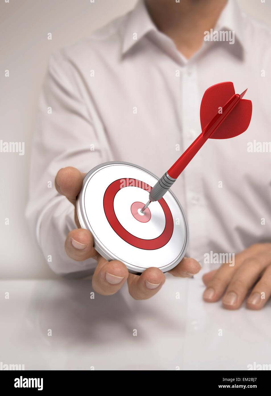 Ein Ziel und einen Pfeil in der Hand, Symbol der Vollendung oder Karriere. weißes Hemd Stockfoto