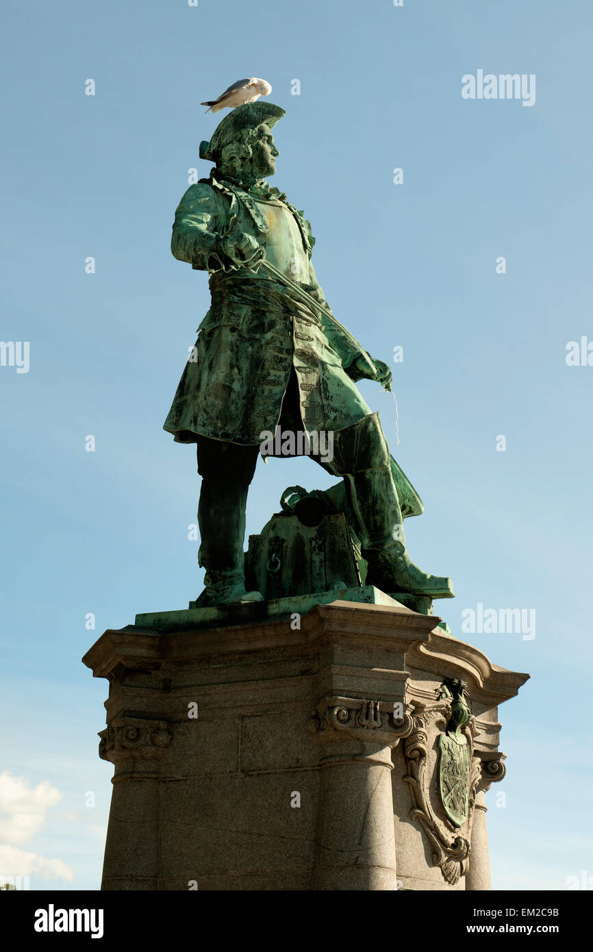 Ein Vogel sitzend auf einem Krieg Heldenstatue; Oslo Norwegen Stockfoto