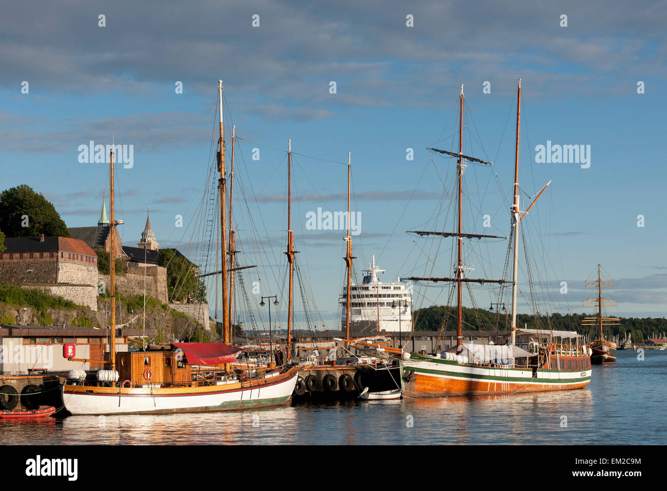 Boote und ein Schiff im Hafen von Oslofjord; Oslo Norwegen Stockfoto