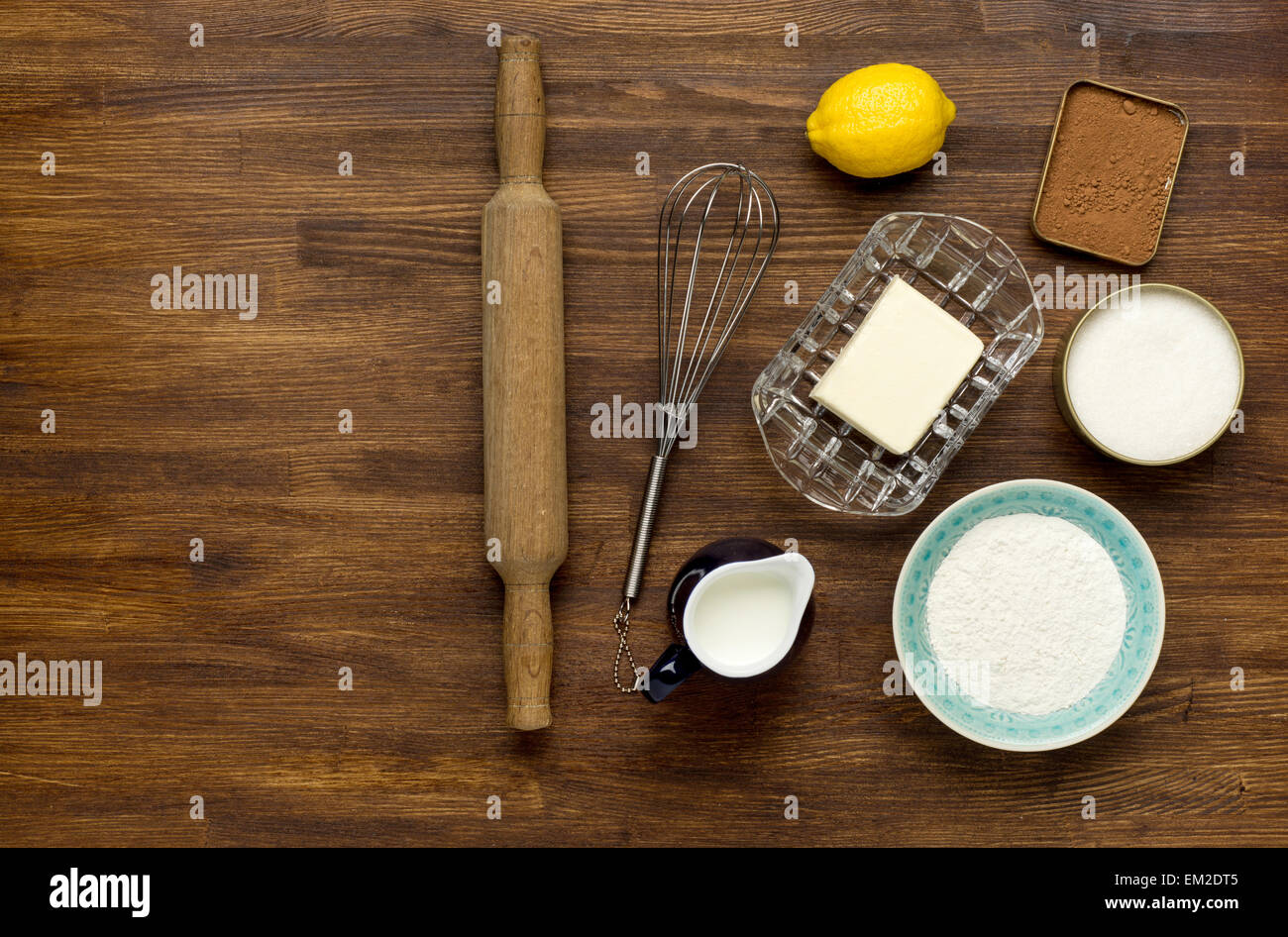 Hintergrund mit Eierschale und Nudelholz Backen Stockfoto