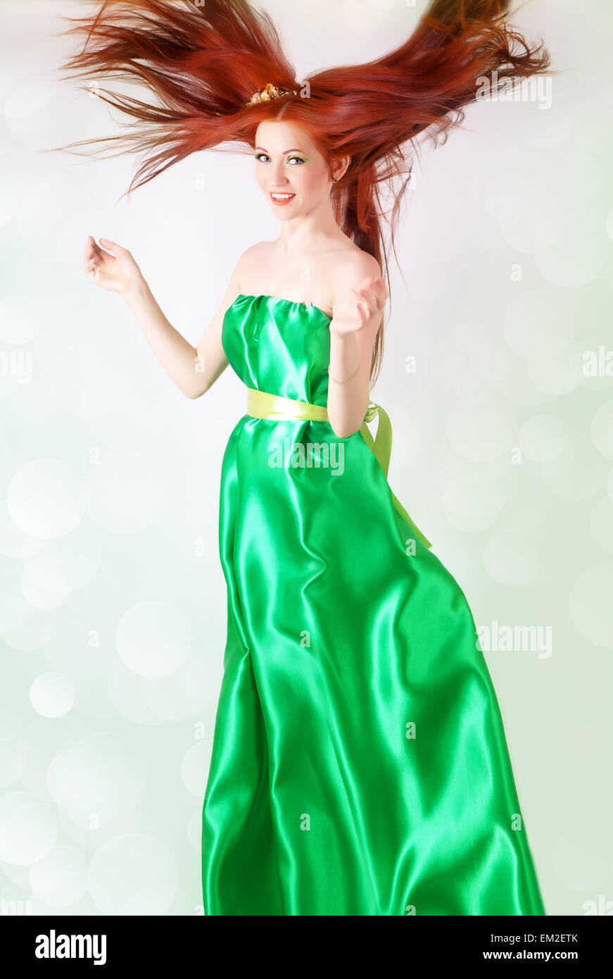 Porträt von schönen Rothaarigen Mädchen in ein grünes Kleid mit wallendem  Haar Stockfotografie - Alamy