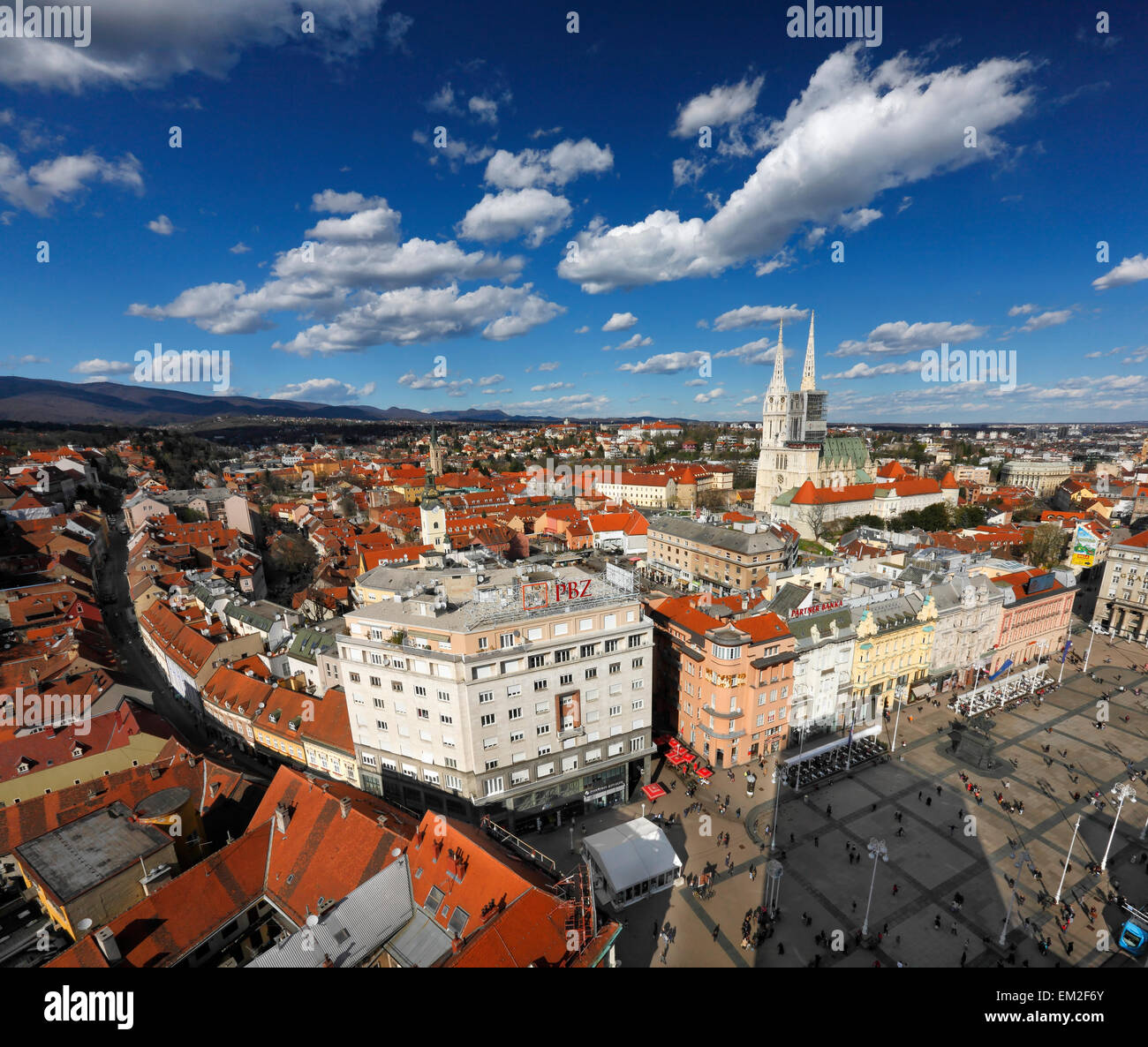 Luftaufnahme von Zagreb. Jelacic Platz und Kathedrale von Zagreb. Stockfoto