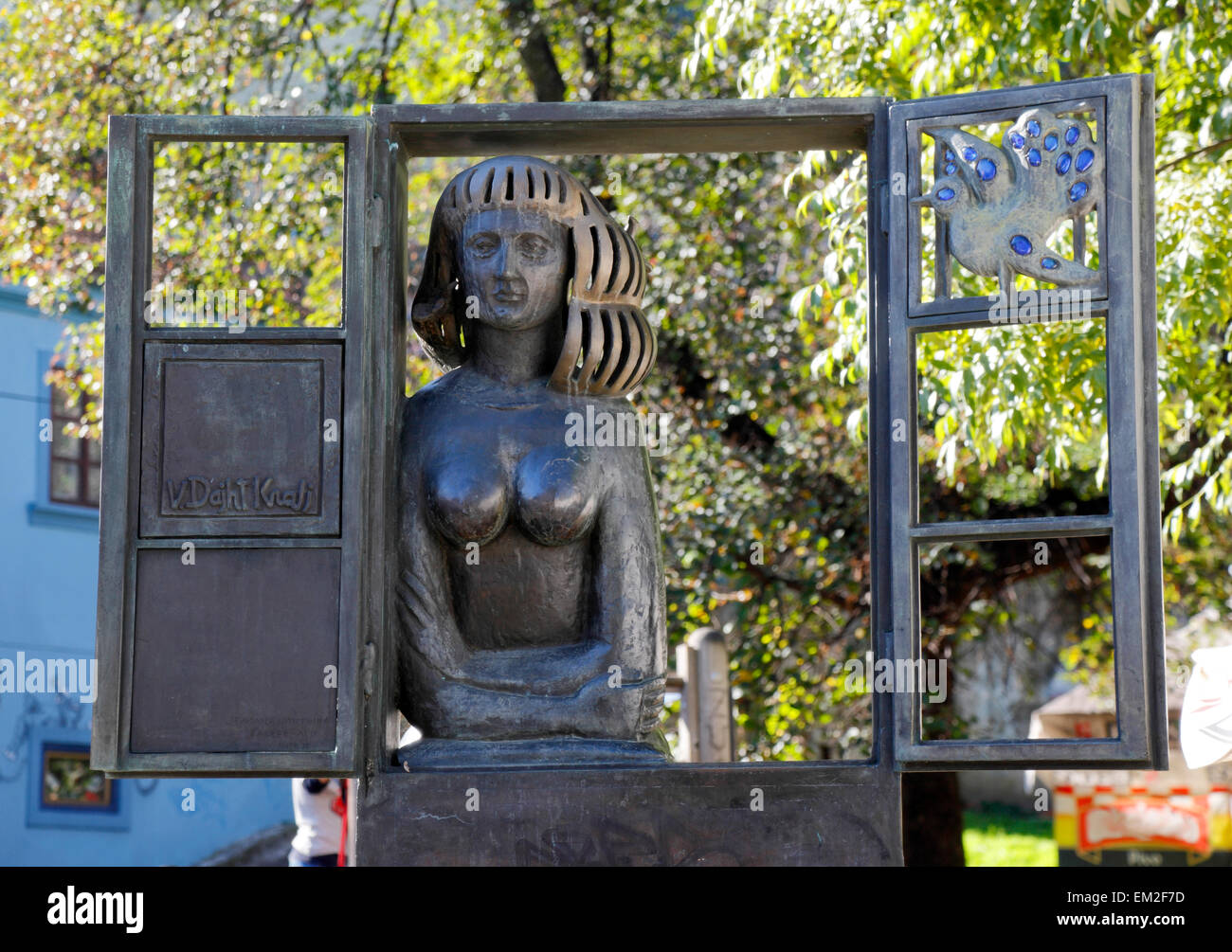 Zagreb, Skulptur Frau im Fenster des Künstlers Vera Dajht Kralj in Tkalciceva Straße.  Ganz am Anfang des 20. Jahrhun Stockfoto