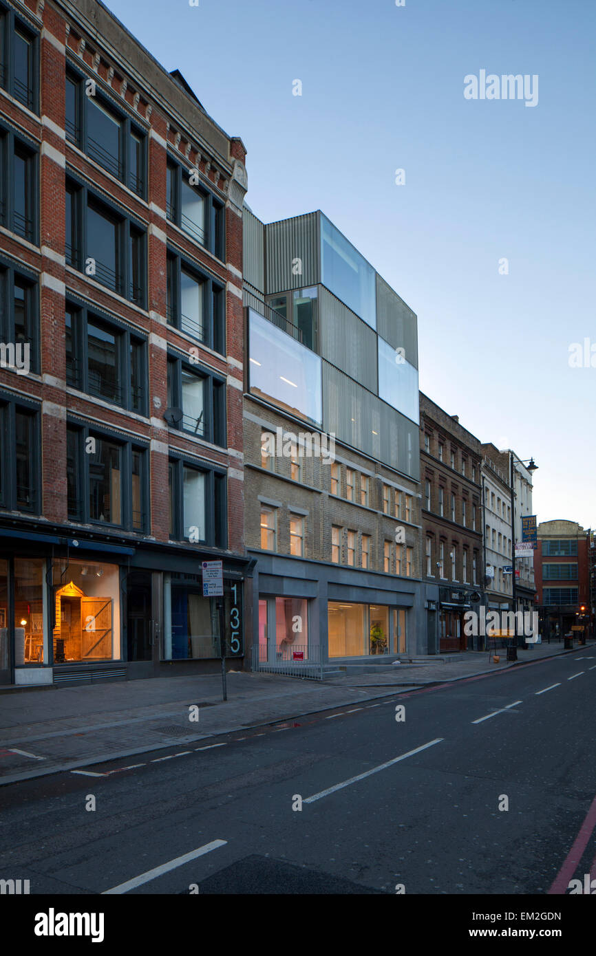 Von außen zeigt die vielen verschiedenen Arten der Architektur auf der Straße. 141-145 Curtain Road, London, Vereinigtes Königreich. Architektur Stockfoto