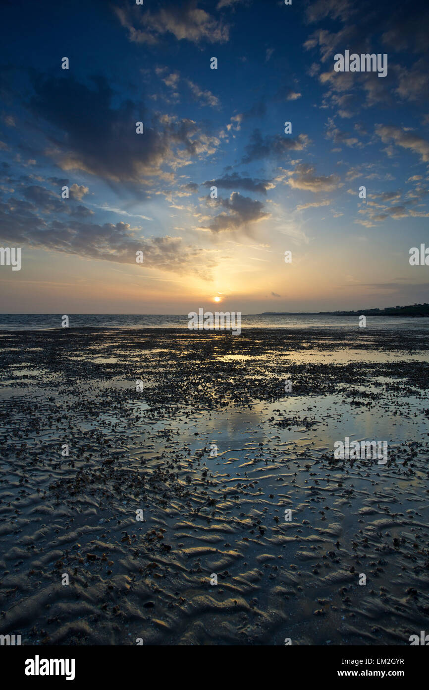 Whitstable, Kent, UK. 16. April 2015: UK Wetter. Eine trübe Sonnenaufgang am Whitstable in Kent bei Ebbe. Eine kühle Norden östliche Brise halten die Temperaturen niedriger als die letzten Tage im Südosten Stockfoto