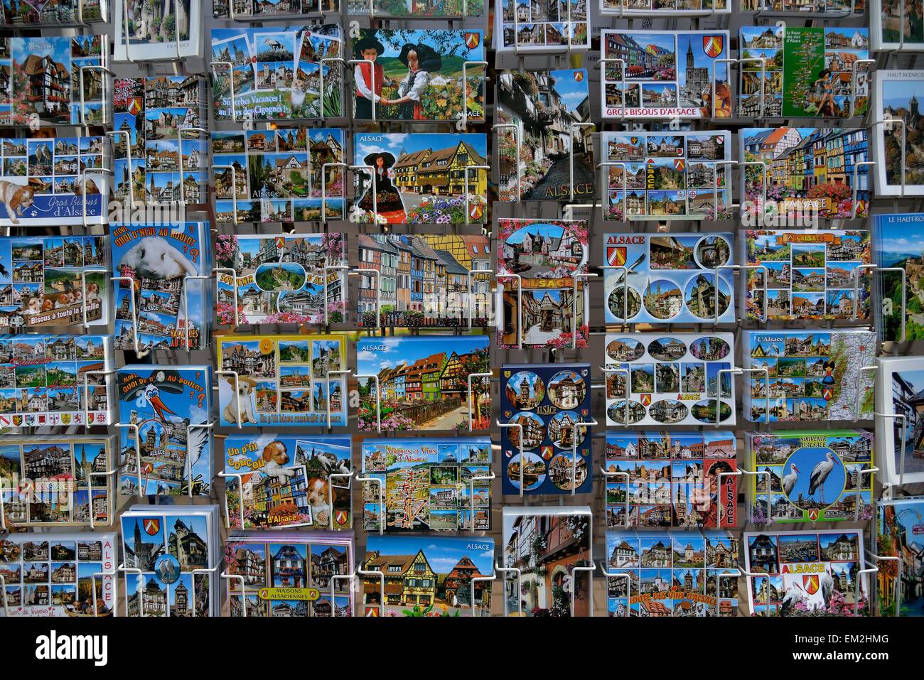 Postkarte-Ständer mit Alsace Postkarten, Obernai, Bas-Rhin, Elsass, Frankreich Stockfoto