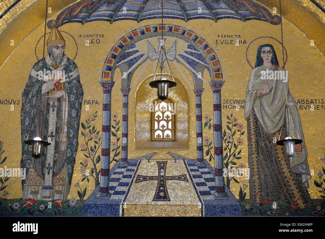 Mosaik wall in die Kapelle der Tränen, Odilien-Kloster am Berg Odilien in Ottrott, Département Bas-Rhin, Elsass, Frankreich Stockfoto