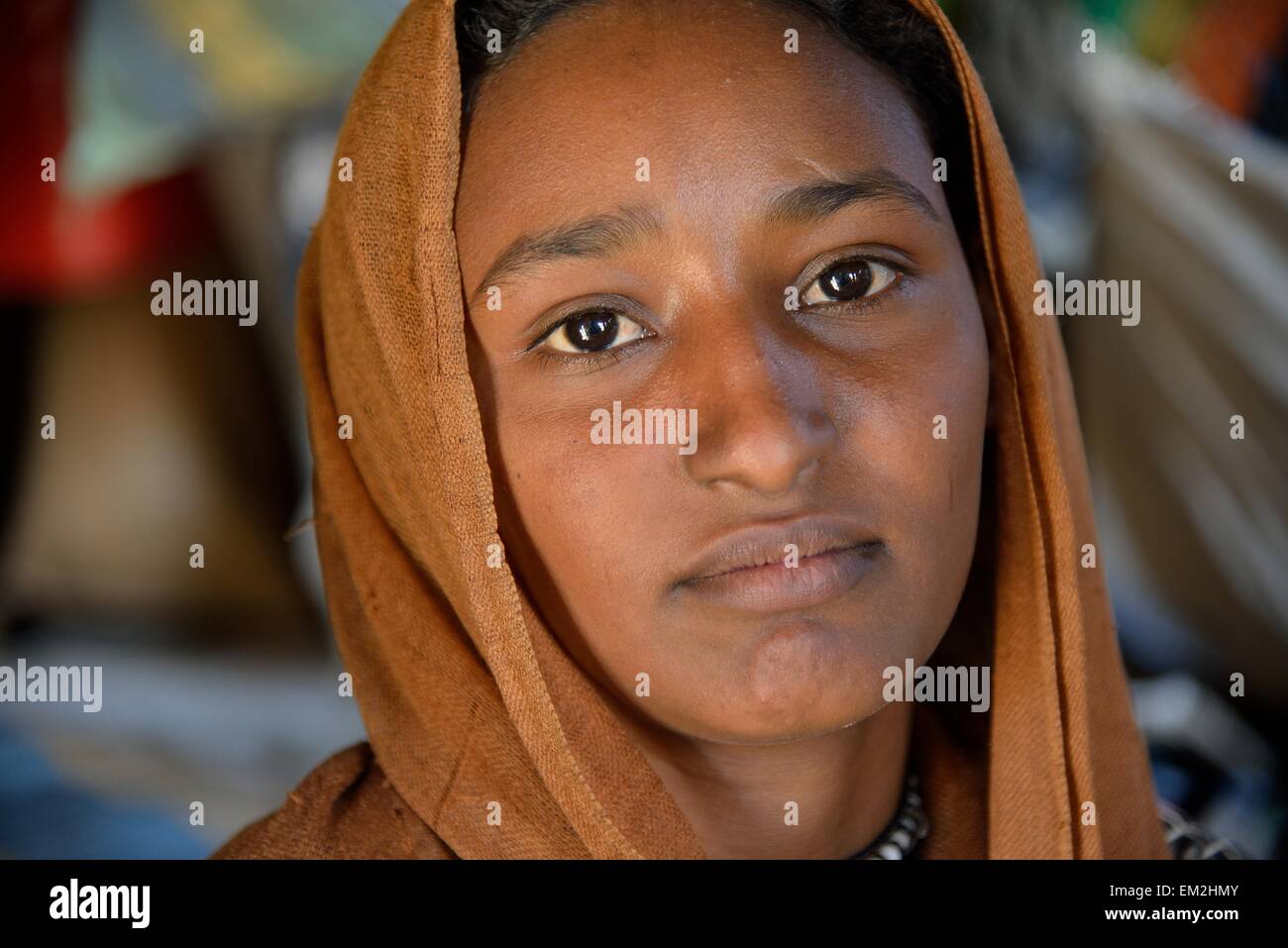 Junges Mädchen von einem nomadischen Stamm, tragen Kopfbedeckungen, Porträt, Bayuda Wüste, Karima, Nubia, Nord-Sudan, Sudan Stockfoto