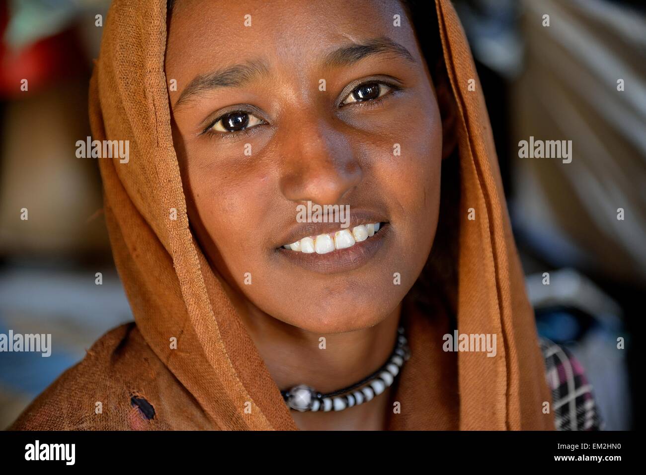 Junges Mädchen aus dem Nomadenstamm der Bush Arian mit Kopfbedeckung, Portrait, Bayuda Wüste, im nördlichen Sudan Karima, Nubia, Stockfoto