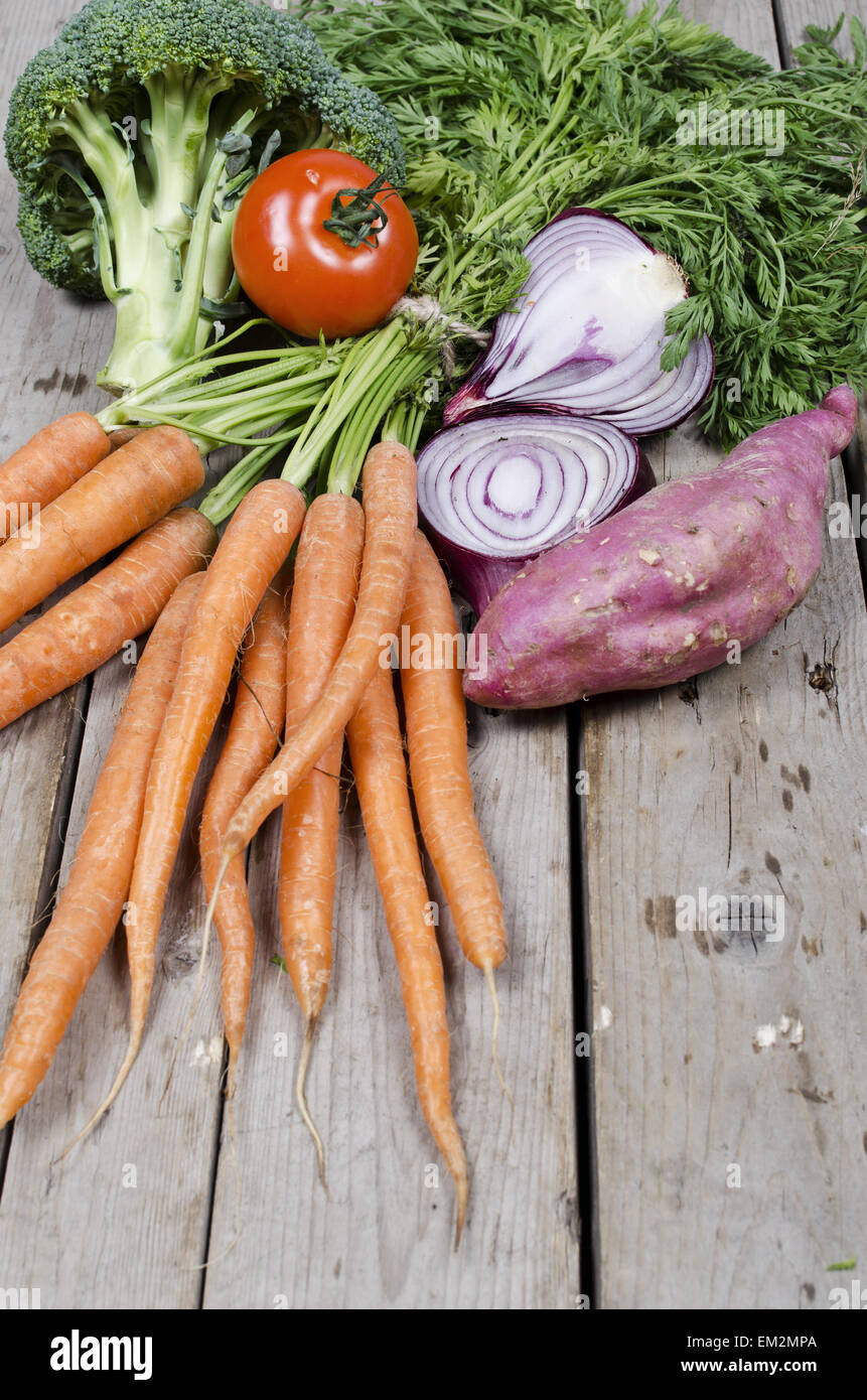 Gesunde Bio-Bauernhof Essen oder biologische Eco freundlich Essen auf hölzernen Hintergrund angelegt Stockfoto