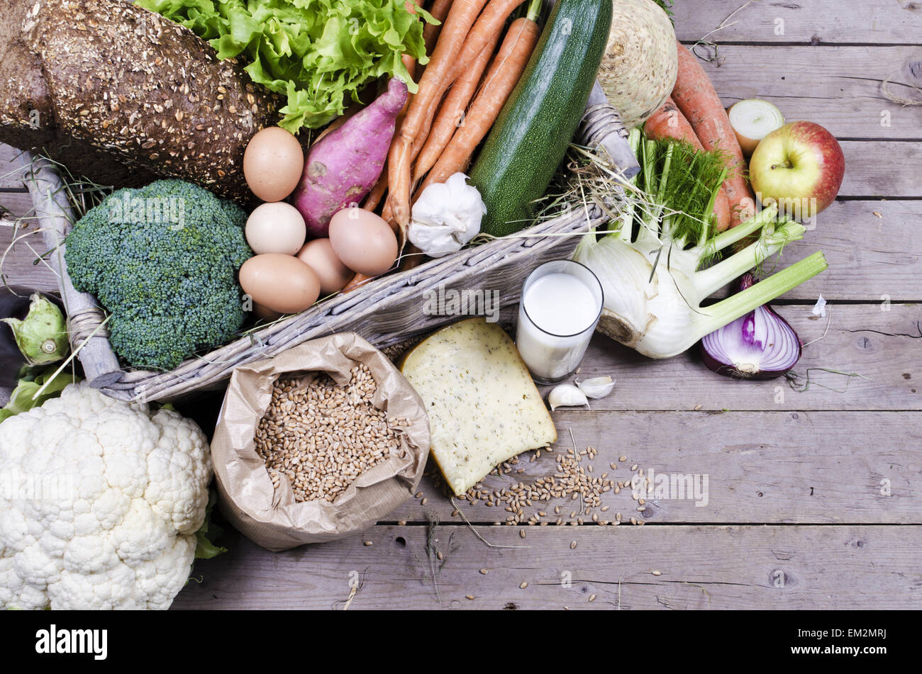 Zusammenstellung von Bio-Gemüse und Milchprodukte auf hölzernen Hintergrund Stockfoto