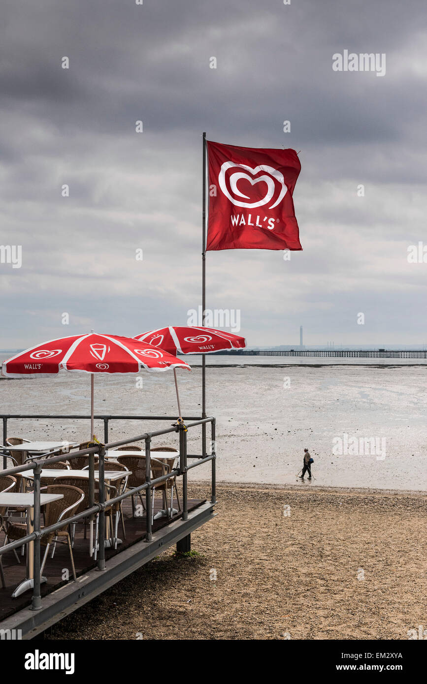 Ein Café am Southend direkt am Meer an einem bewölkten Tag. Stockfoto