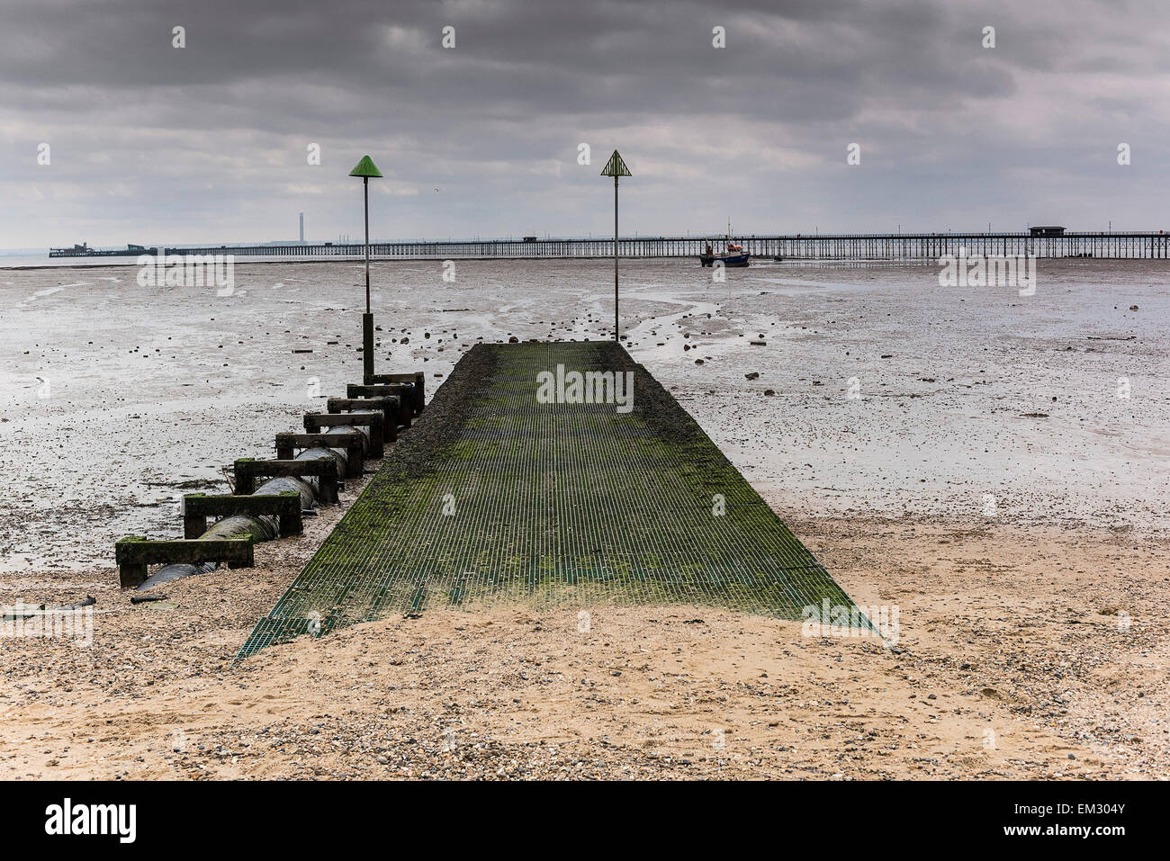 Eine leere Anlegestelle auf Southend direkt am Meer an einem bewölkten Tag. Stockfoto